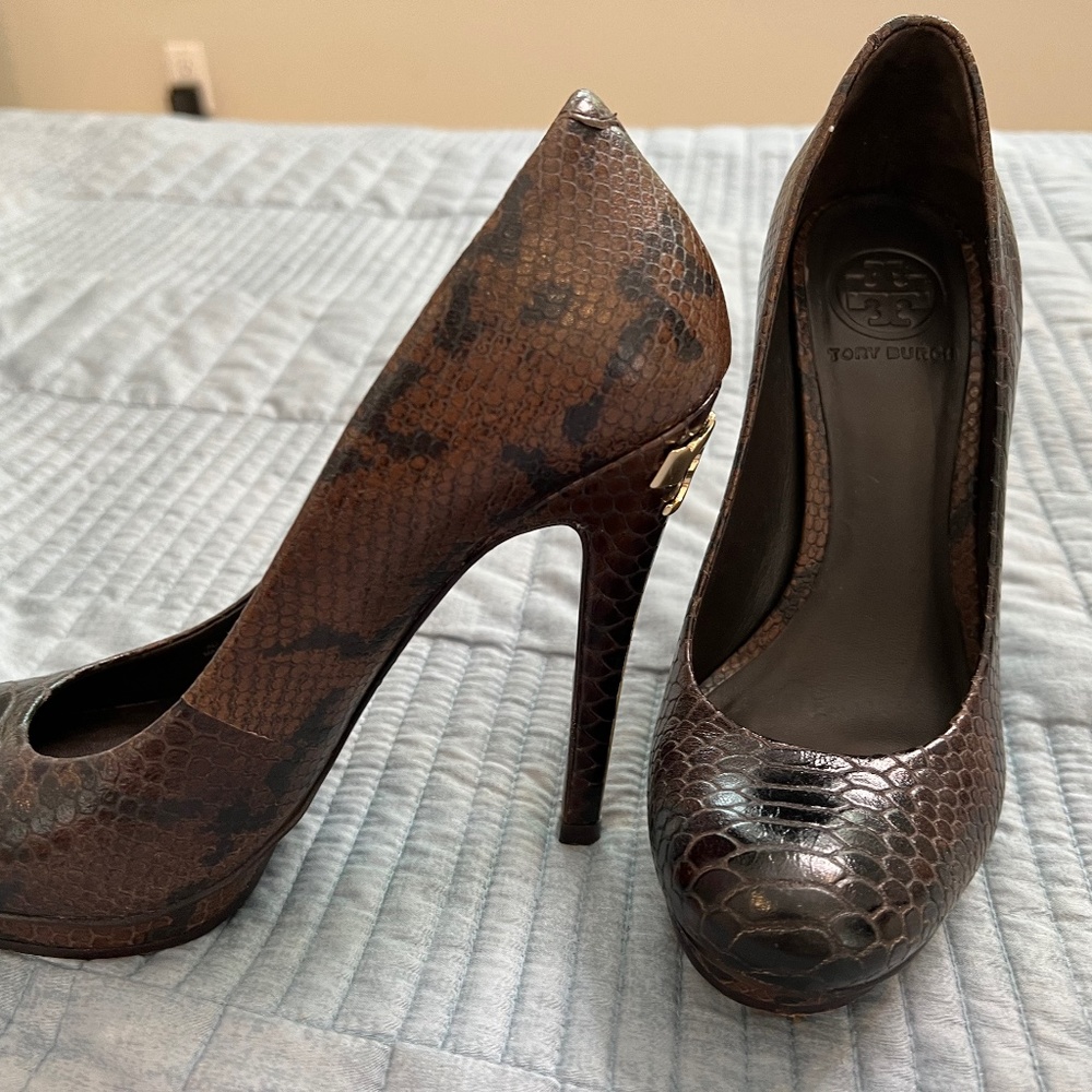 Tory Burch closed toe pumps